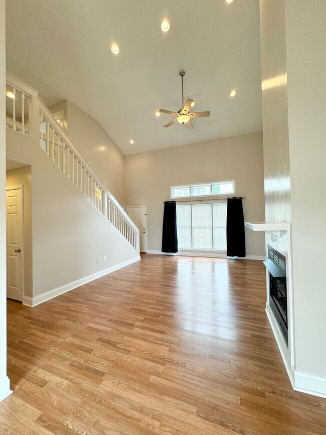 Building Photo - 3 Bed/3 Bath Home in Brookhaven--Available...