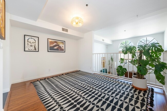 Photo - 1001 Figueroa Terrace Townhome