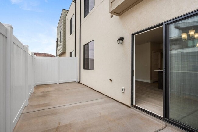 Building Photo - Very nice Crimson Park Townhome.