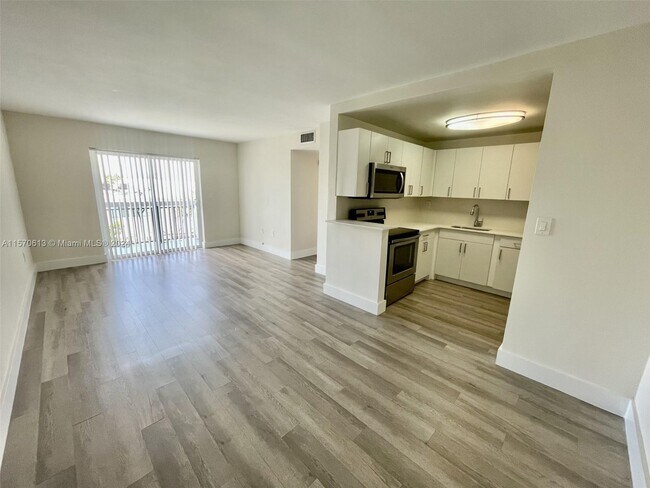 Foto del edificio - 8101 Crespi Blvd