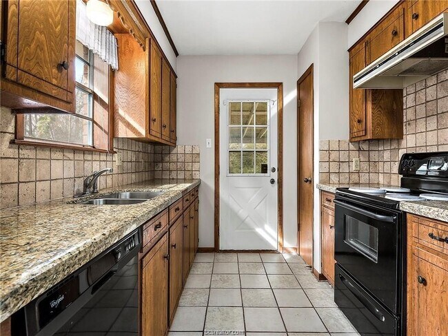 Building Photo - Updated Cozy Home