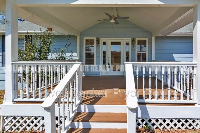 Foto del edificio - 323 Walsh Rd