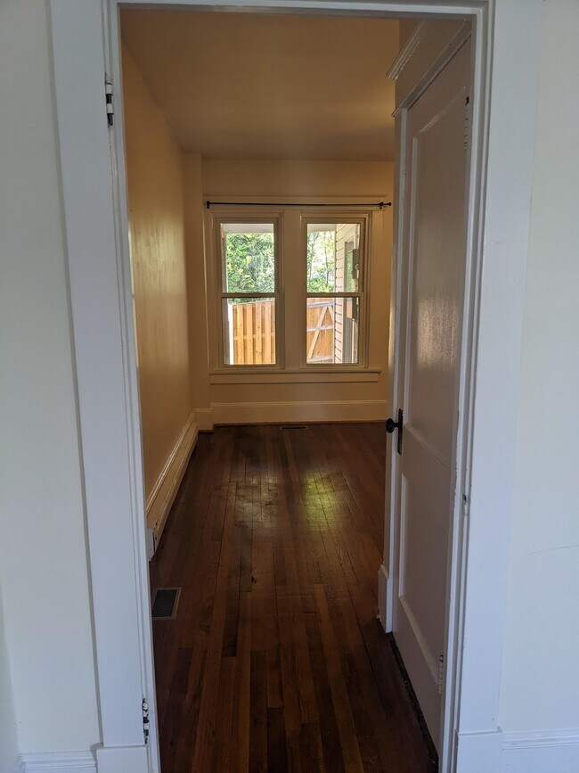 Foto del edificio - 216 E Fairfax Ln