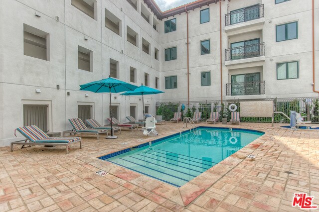 Foto del edificio - 670 Kelton Ave