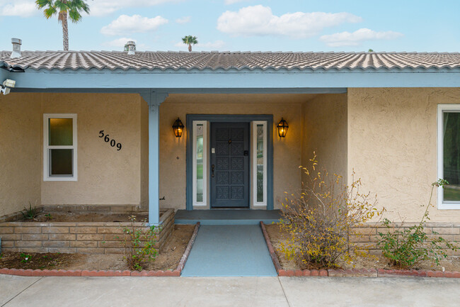 Foto del edificio - Comfy house in Riverside and Private Yard