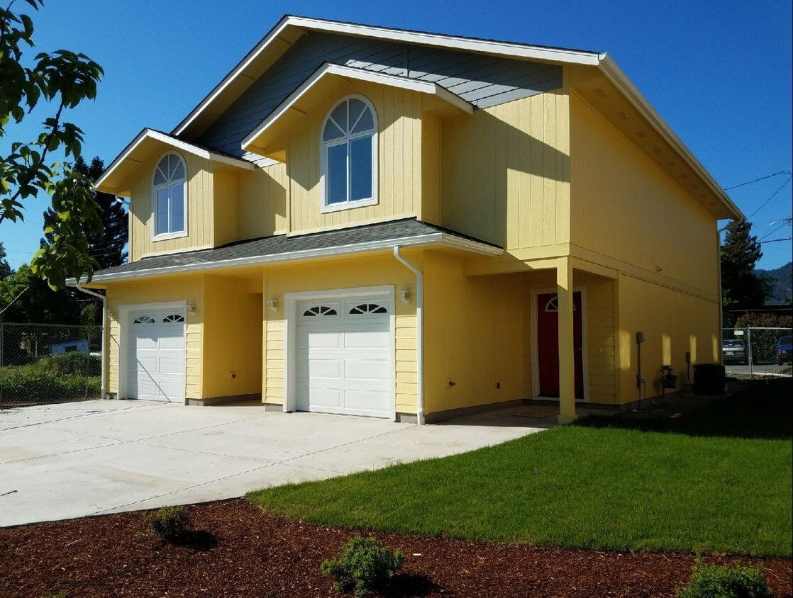 306 SE L St, Grants Pass, OR 97526 Townhome Rentals in Grants Pass OR