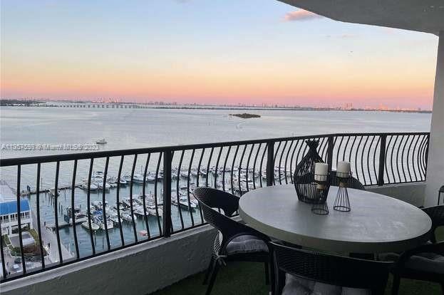 ¡VISTA A LA BAHÍA! - 555 NE 15th St