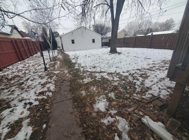 Foto del edificio - 3-Bedroom Rock Island Home with 2-Car Garage