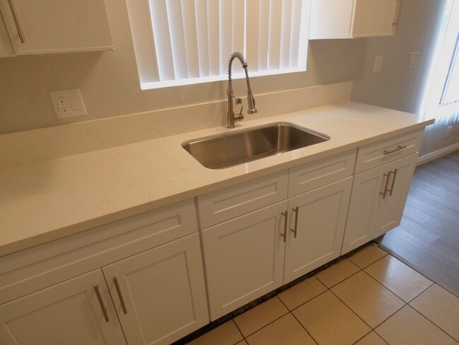 Foto del edificio - 1505 E 11th St