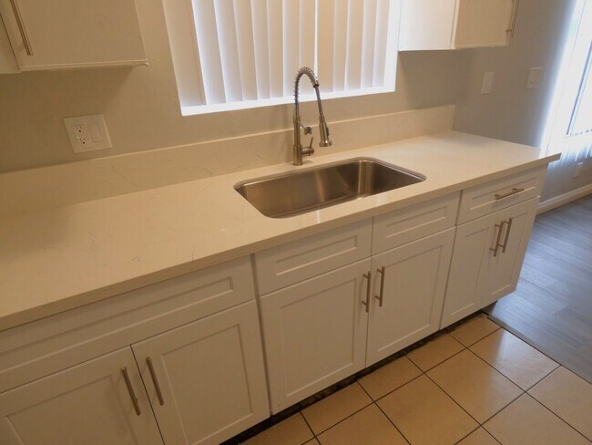 Building Photo - 1505 E 11th St