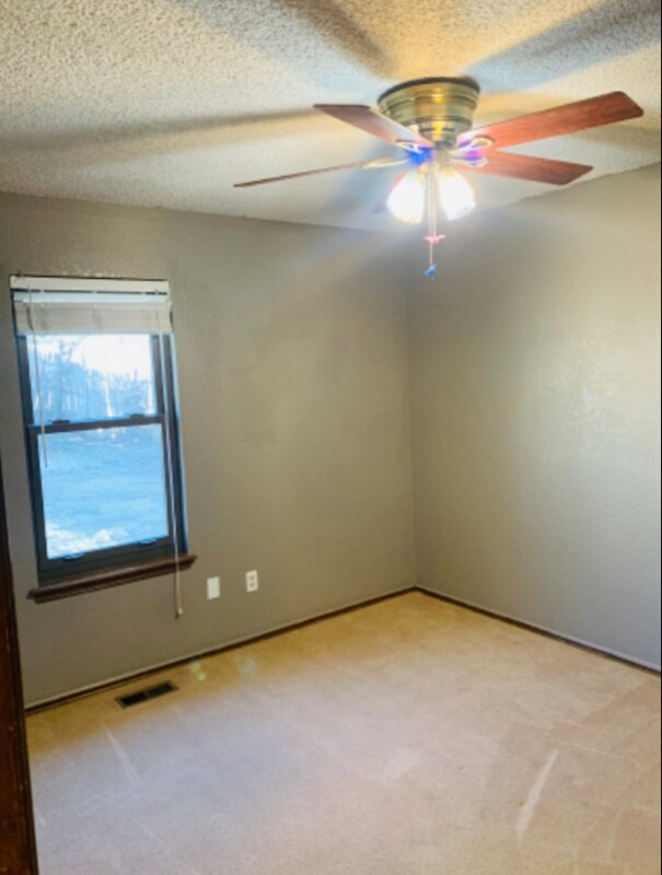 Foto del edificio - 2412 E Hills Dr