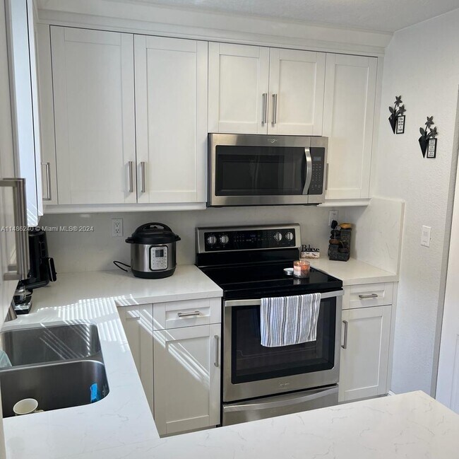 Foto del edificio - 17348 NW 74th Ave