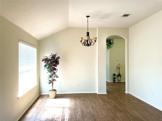 Building Photo - 2325 Clover Ridge Dr