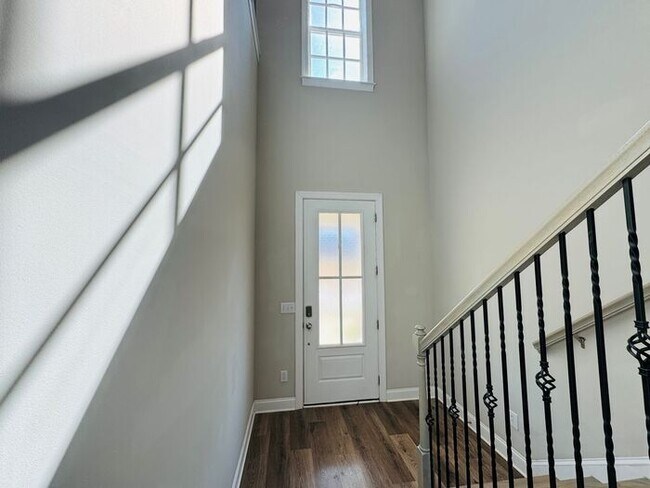 Building Photo - Pre-leasing for an April Move in-TOWN MADISON