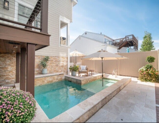 Building Photo - 111 N Evergreen Ave