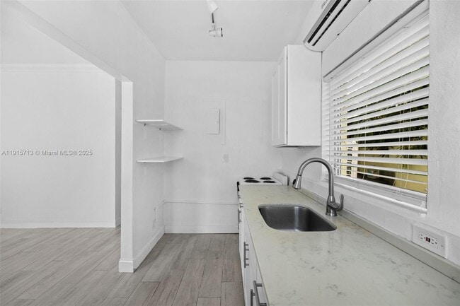 Foto del edificio - 2822 Pine Tree Dr