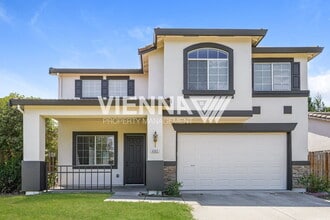 Building Photo - 493 Silverhorn Dr