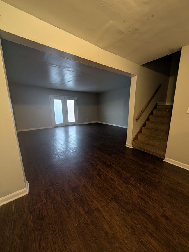 Building Photo - 3 bed Townhome