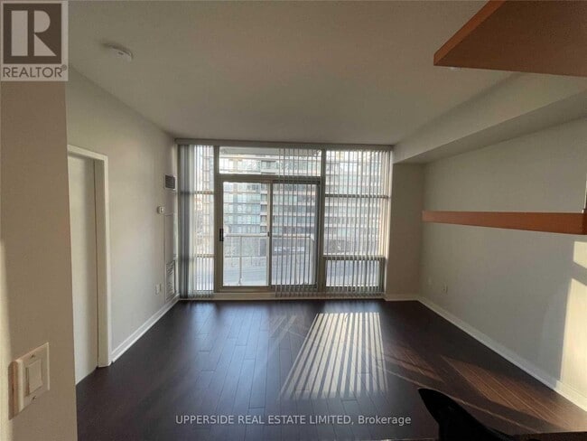 Photo du bâtiment - 9 Spadina Ave.