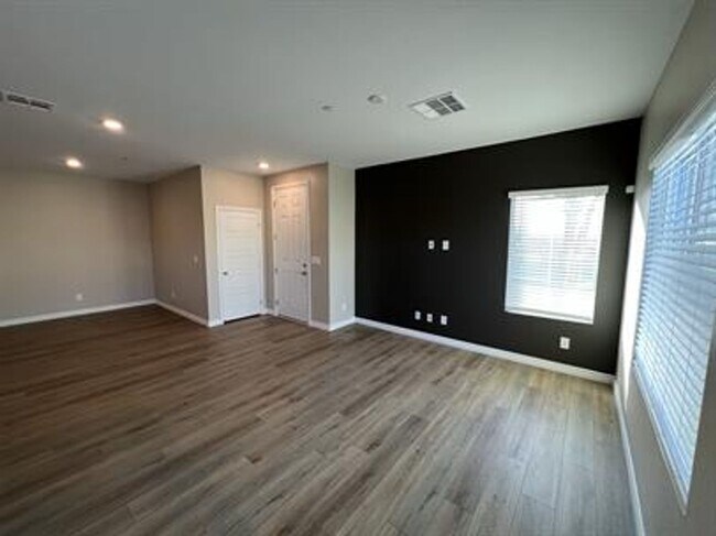 Foto del edificio - 3 Bedroom 2.5 Bathroom Townhome - Pet Friendly.