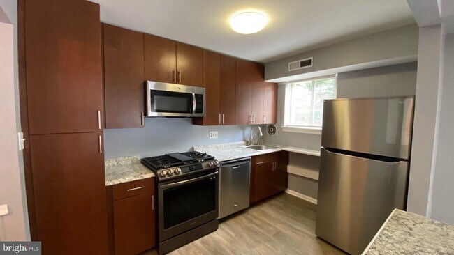 Foto del edificio - 11354 Cherry Hill Rd