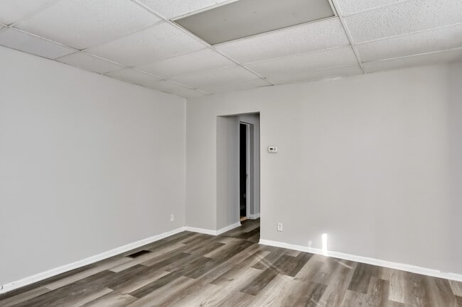 Building Photo - 1305 S 32nd St