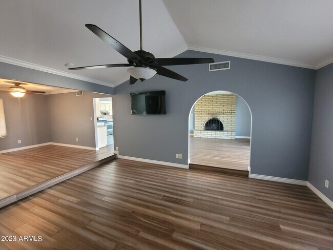 Building Photo - 5338 GARDEN Dr