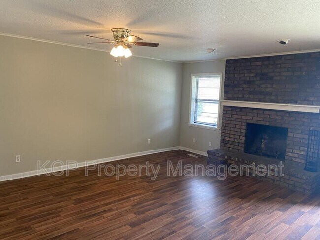 Building Photo - 5507 Fresno St