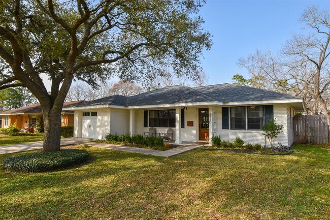 Building Photo - 2110 Hewitt Dr