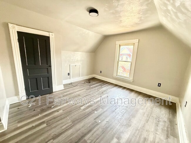 Building Photo - 427 2nd St