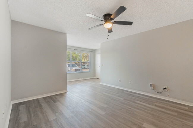 Foto del edificio - *$50 RENT DISCOUNT!* Charming 1-Bedroom Co...
