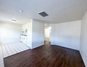 Building Photo - 4415 N Clark St