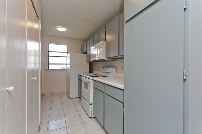 Building Photo - NEWLY RENOVATED 1 BD / 1 BA / 1 PK