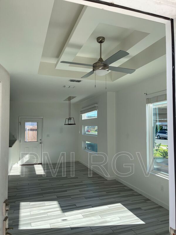 Foto del edificio - 806 W Carmel Ave