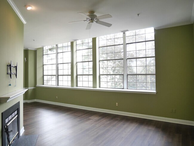 Building Photo - PRIME LOCATION! Two Bedroom Condo- Old Ell...