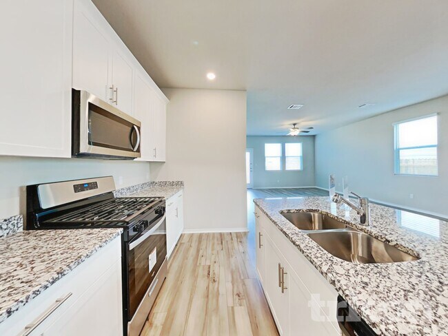 Foto del edificio - 5100 Saddle Clb Dr