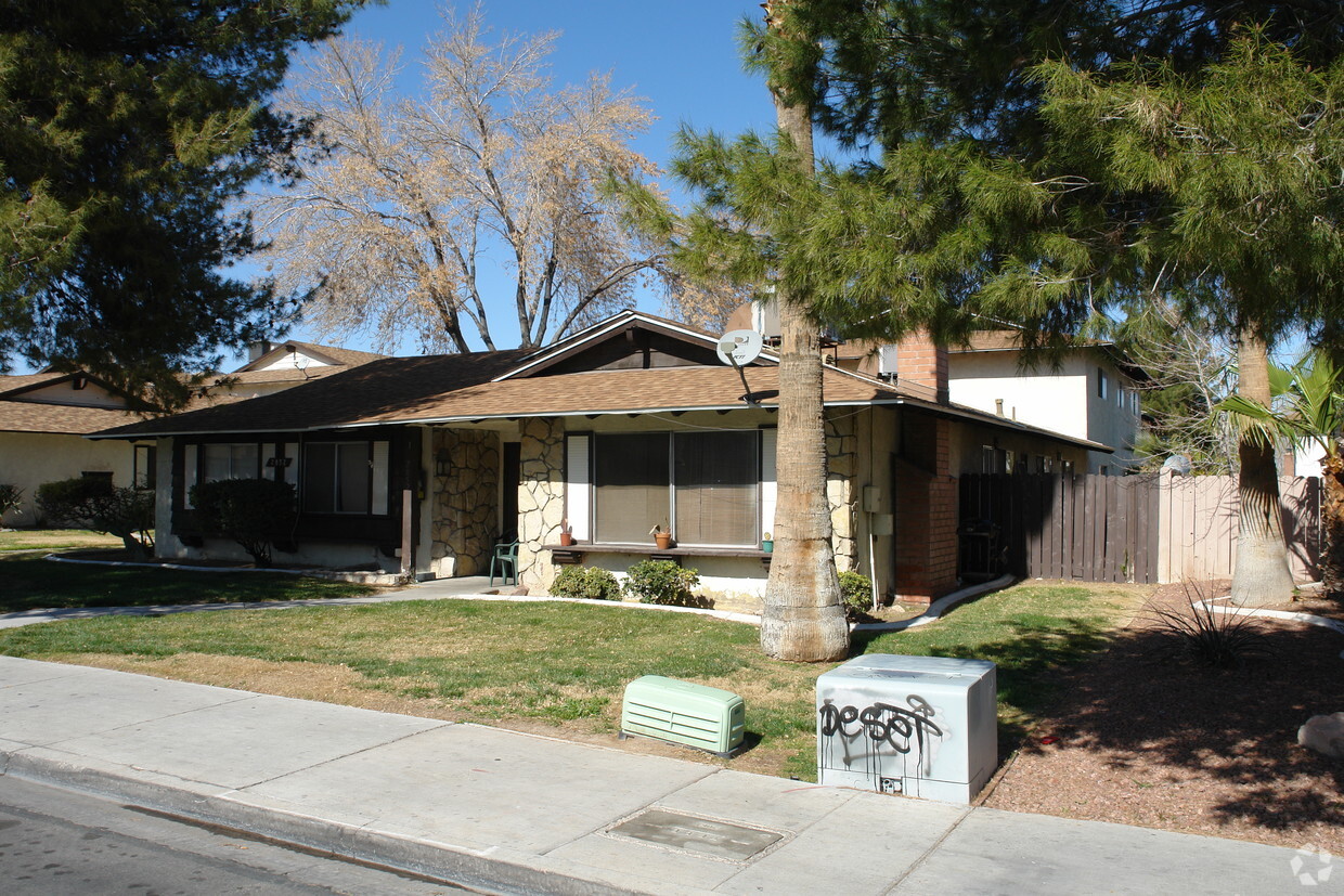 Building Photo - 2852 Karen Ave