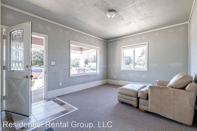 Building Photo - 2 br, 0.5 bath House - 233 SE 6th Avenue