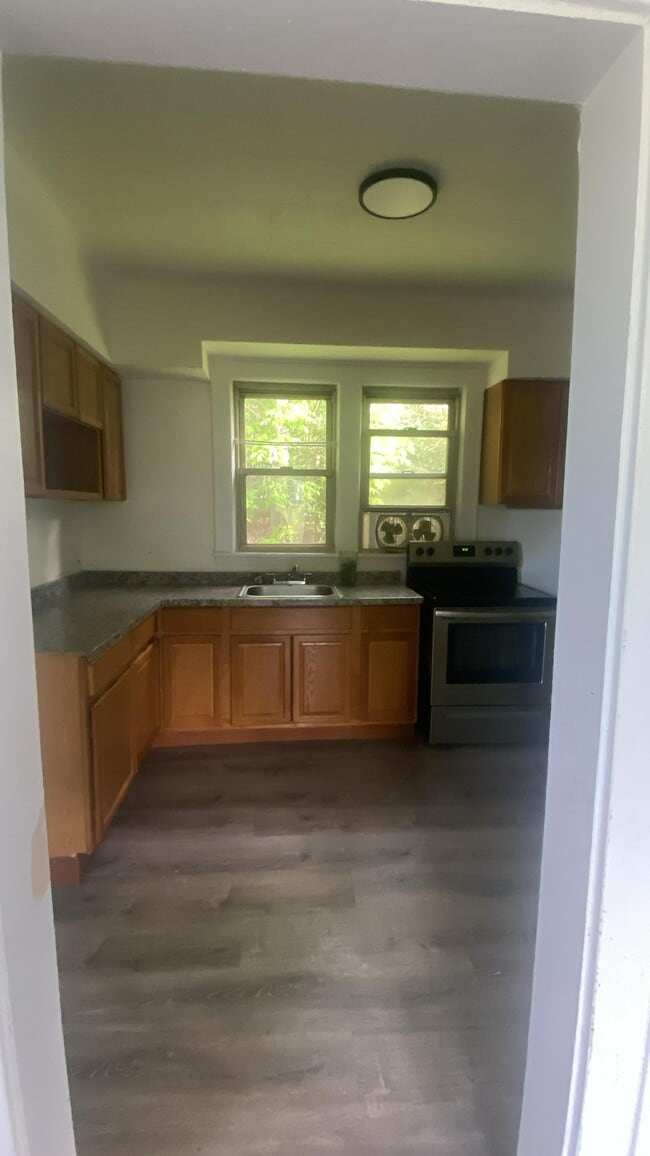 Building Photo - 146 Pleasant St Ext