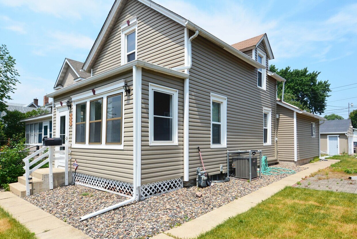 Foto principal - Charming 3-Bedroom, 2-Bath Home in St. Paul
