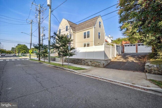 Foto del edificio - 901 Lawrence St NE