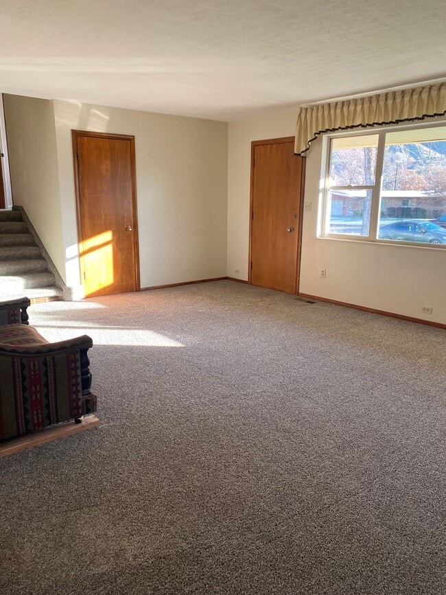 Building Photo - RENT REDUCTION! 3 Bed 1.5 Bath Home for Re...