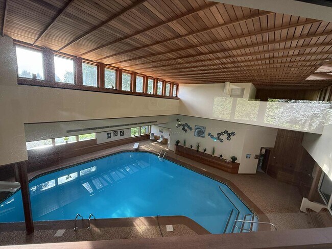 balcón con vistas a la piscina - 123 Hardy St