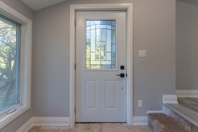 Building Photo - Spacious 3 Bed / 1 Bath Main Floor Unit | ...