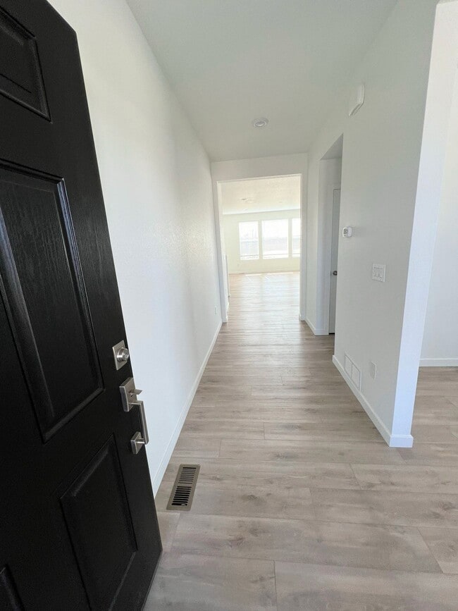 Building Photo - 690 Rob Roy Ct