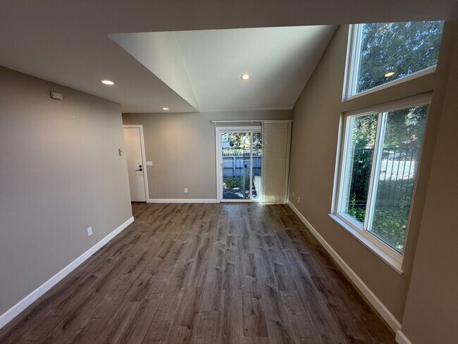 Foto del edificio - Spacious 2-Bedroom Townhouse with Private Patio