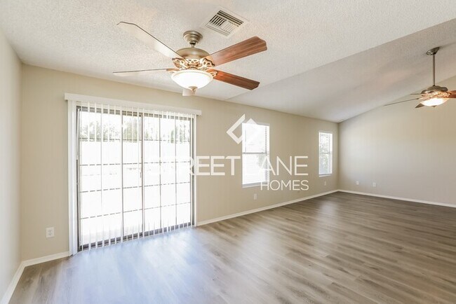 Building Photo - Gorgeous 3 bdrm, split floorplan with pool!