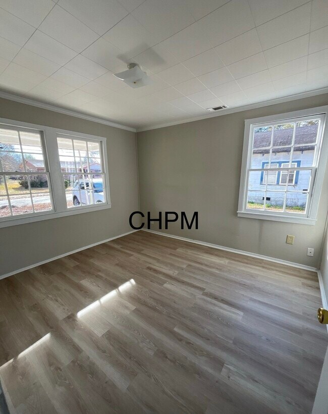 Foto del edificio - 327 E Bond St