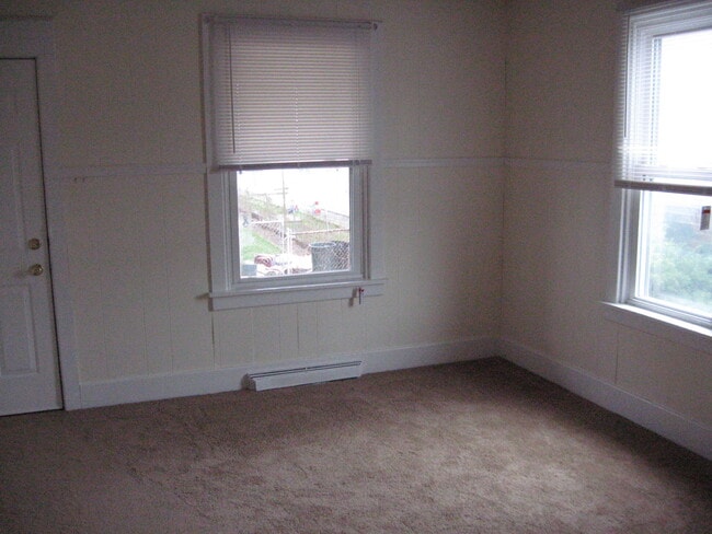 Building Photo - 359 N Prune St