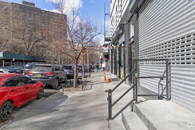 Pasarela - 553 E 137th St